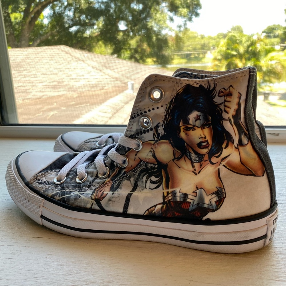 Wonder Woman converse